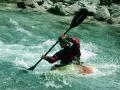 Un kayakista sul fiume Isonzo